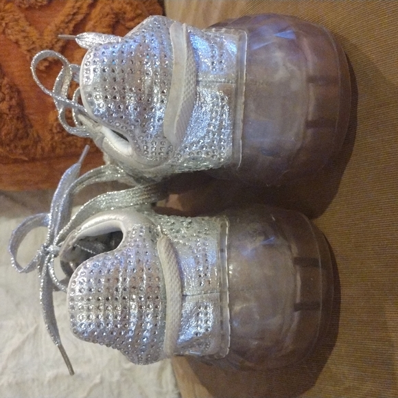 Rhinestone studded sneakers. - Picture 5 of 6